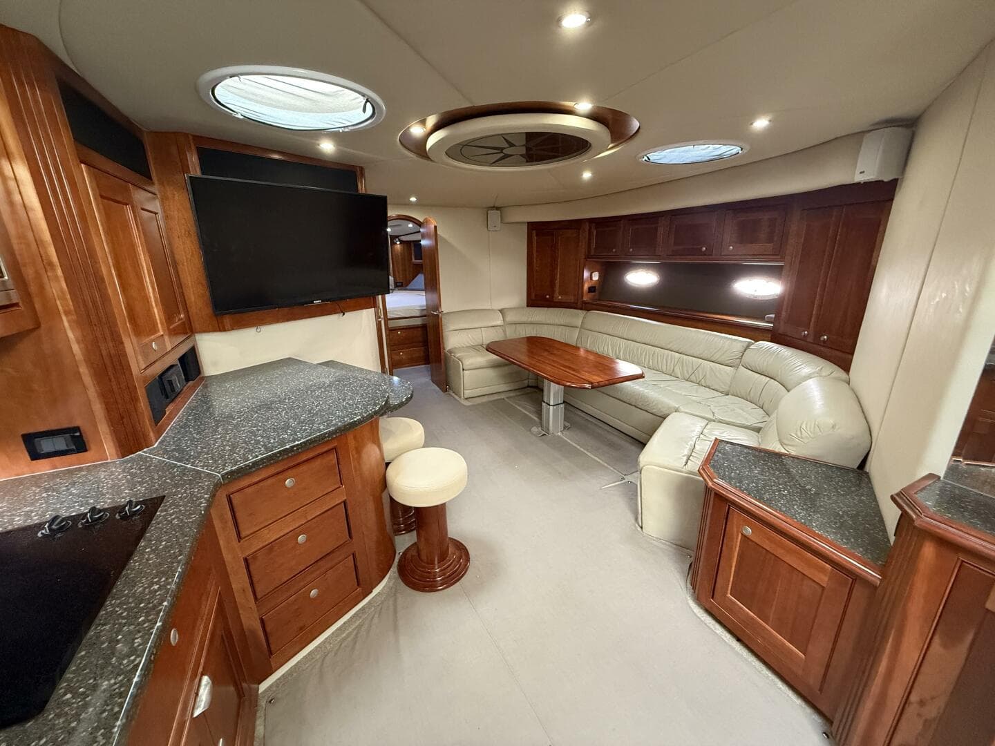 2007 Cruisers Yachts 560 Express — photo 14