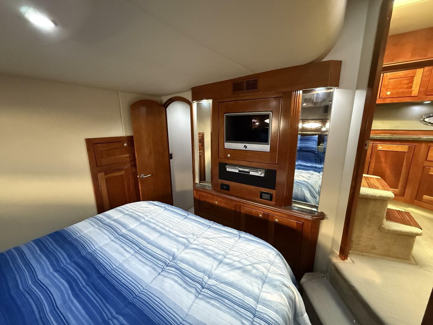 2007 Cruisers Yachts 560 Express — photo 22
