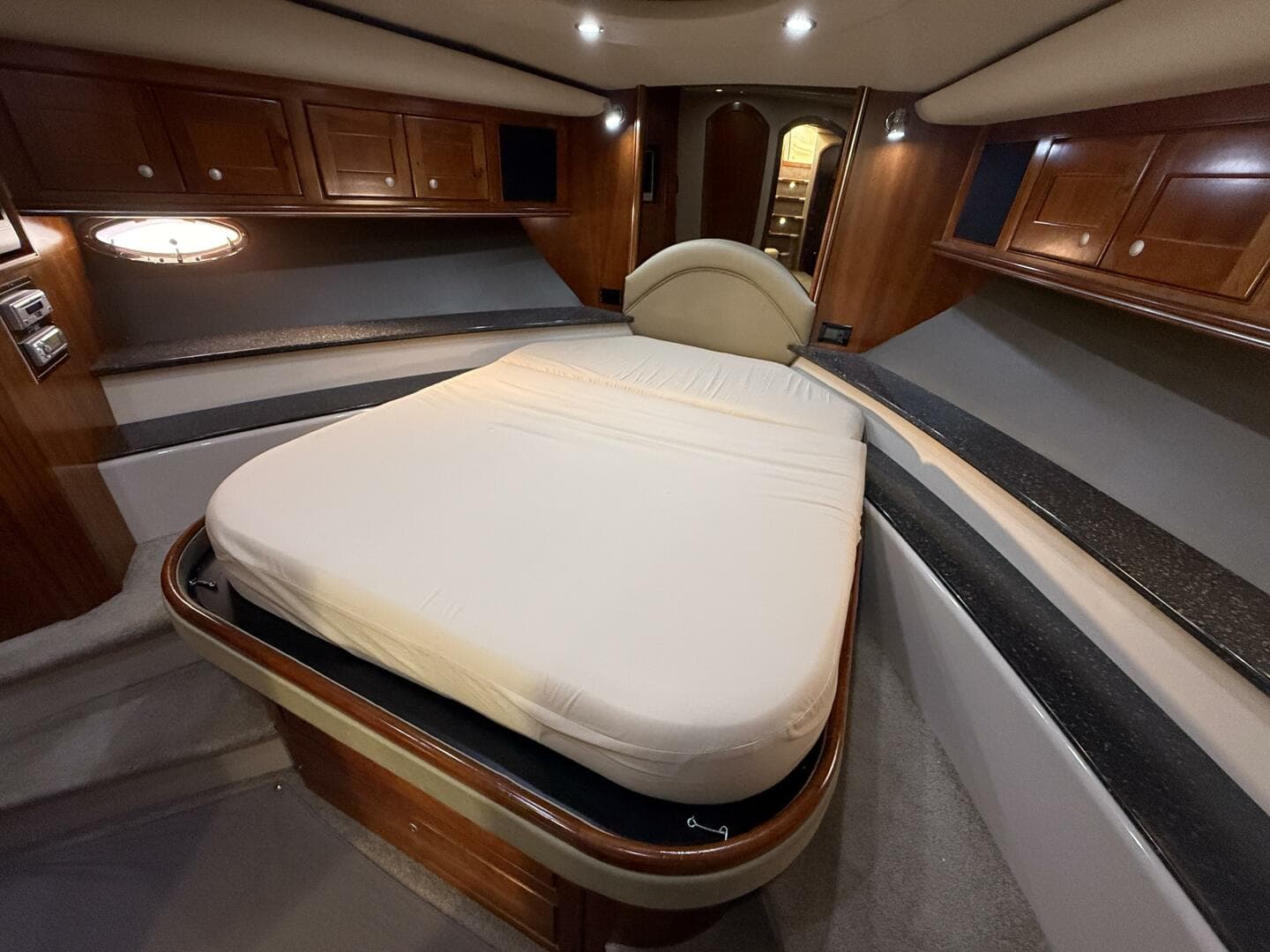 2007 Cruisers Yachts 560 Express — photo 17