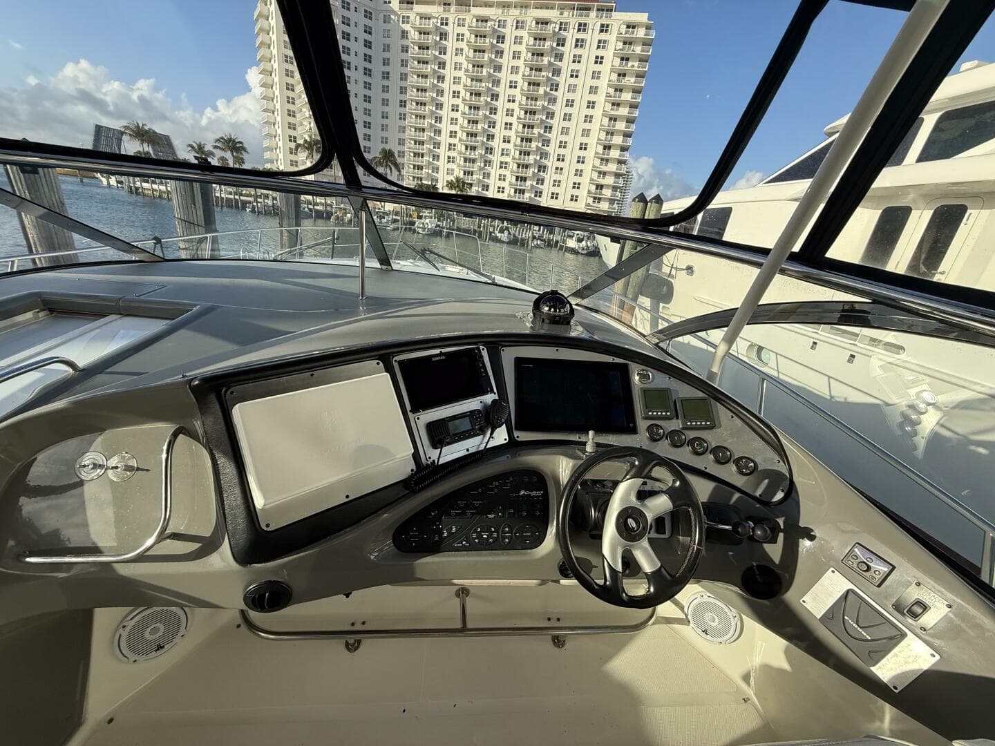 2007 Cruisers Yachts 560 Express — photo 13