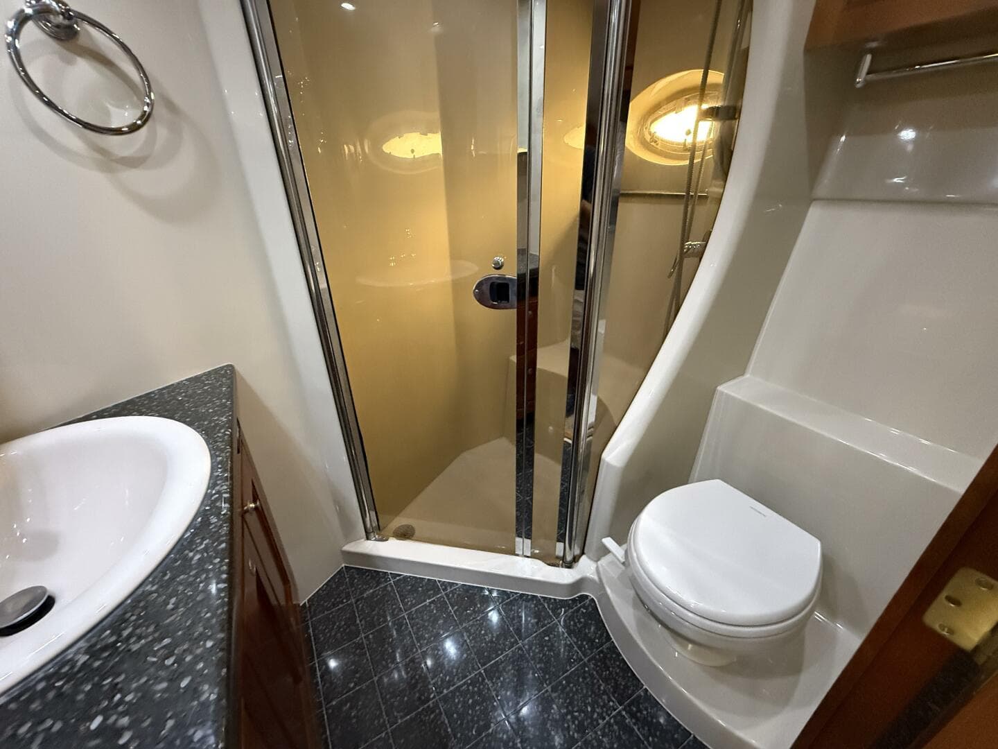 2007 Cruisers Yachts 560 Express — photo 23