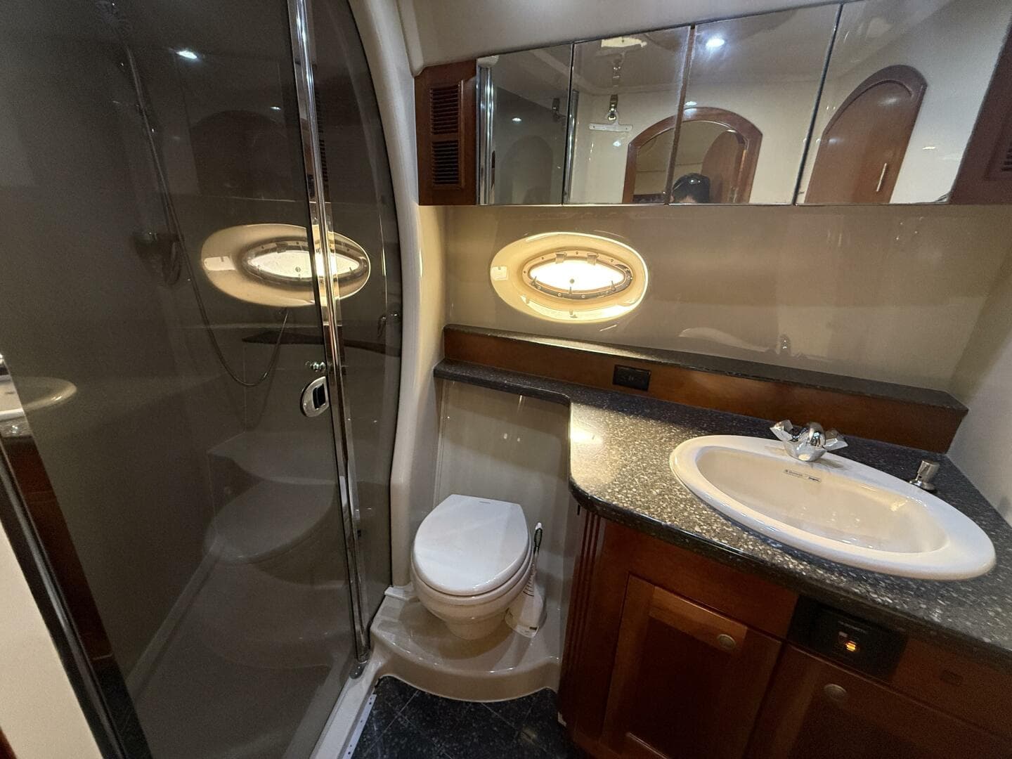 2007 Cruisers Yachts 560 Express — photo 19