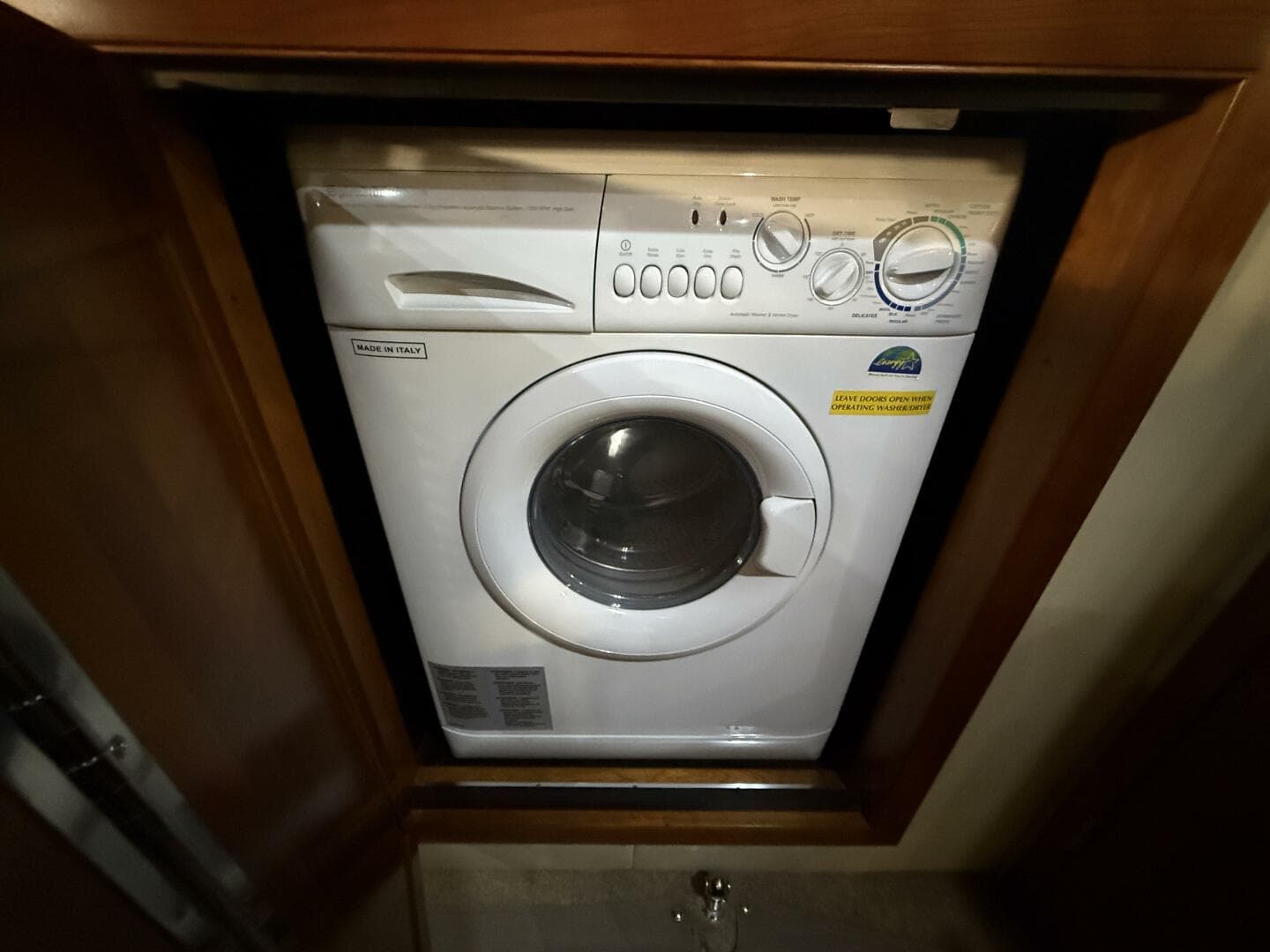 2007 Cruisers Yachts 560 Express — photo 25