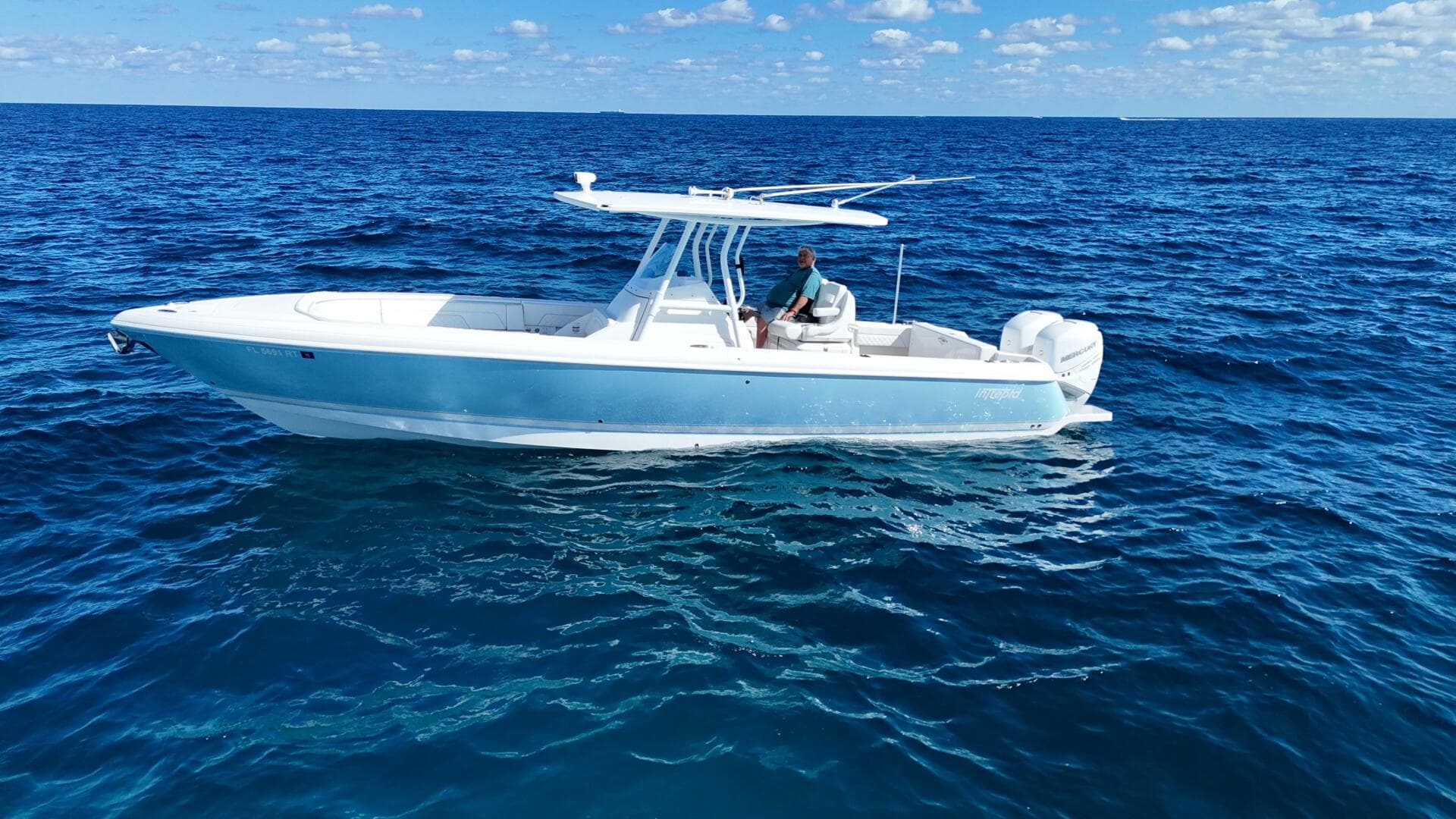 2019 Intrepid 327 — photo 3