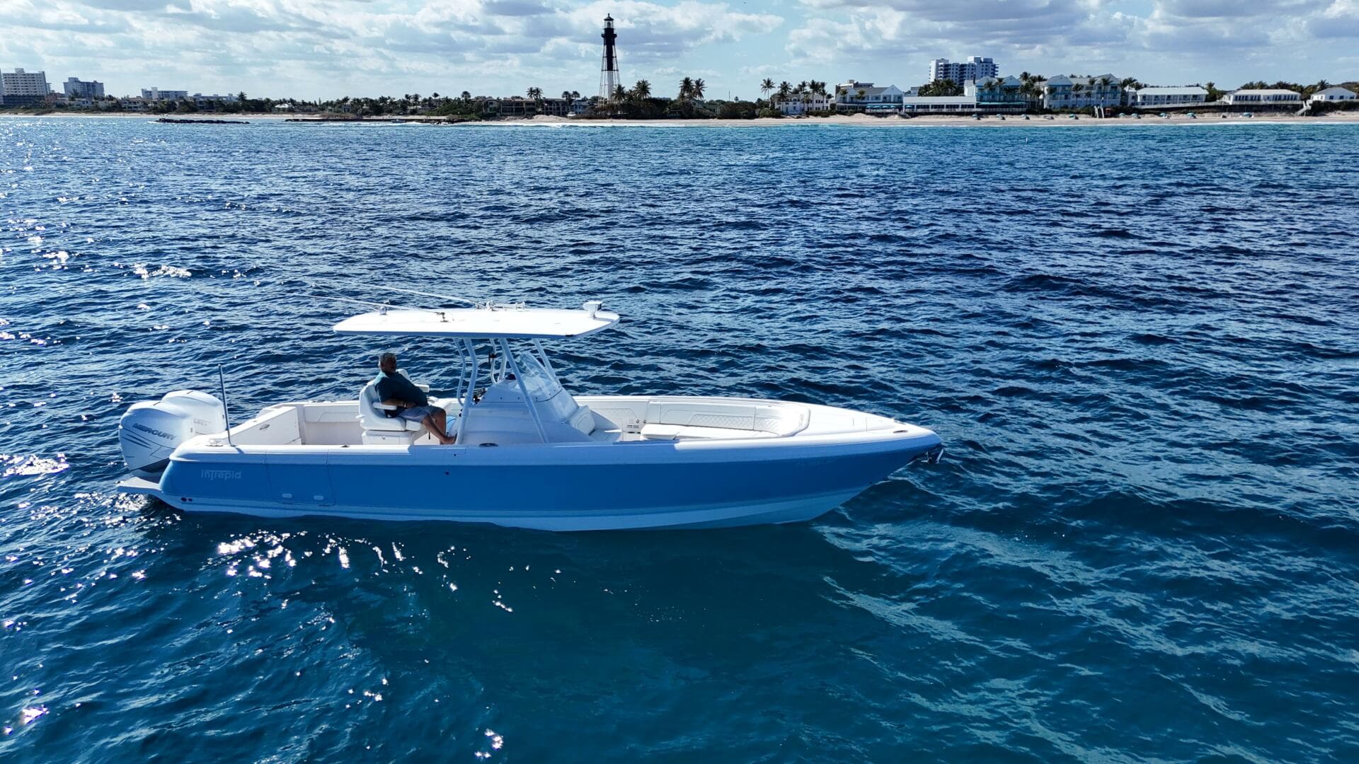 2019 Intrepid 327 — photo 7