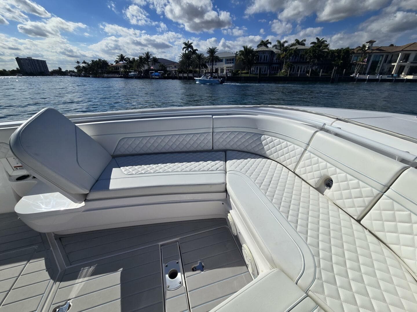 2019 Intrepid 327 — photo 23