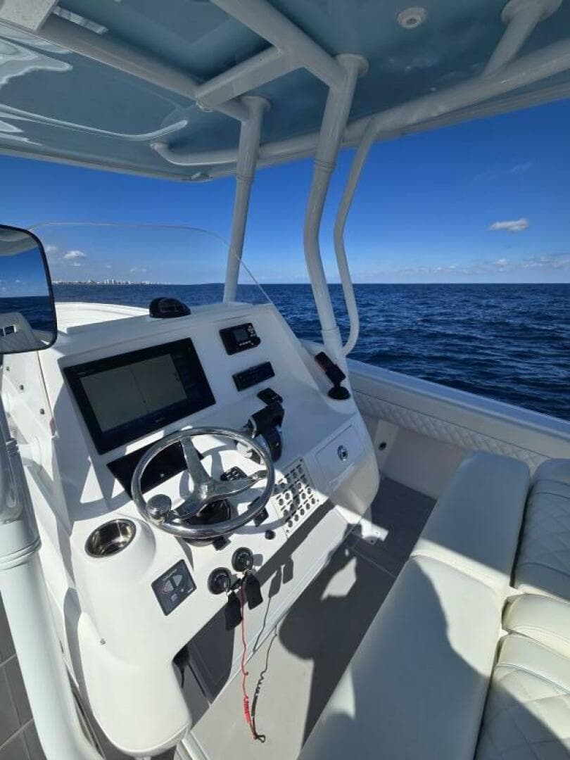 2019 Intrepid 327 — photo 19