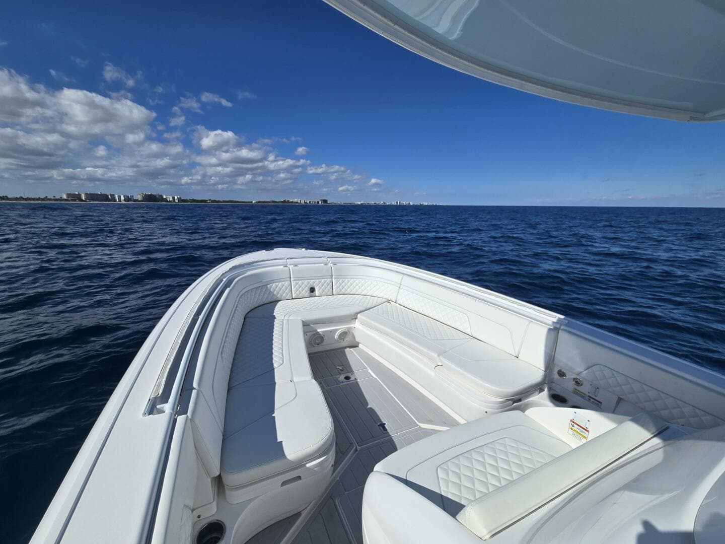 2019 Intrepid 327 — photo 25