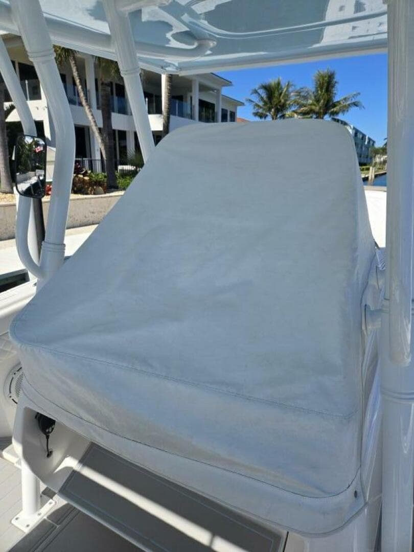 2019 Intrepid 327 — photo 27