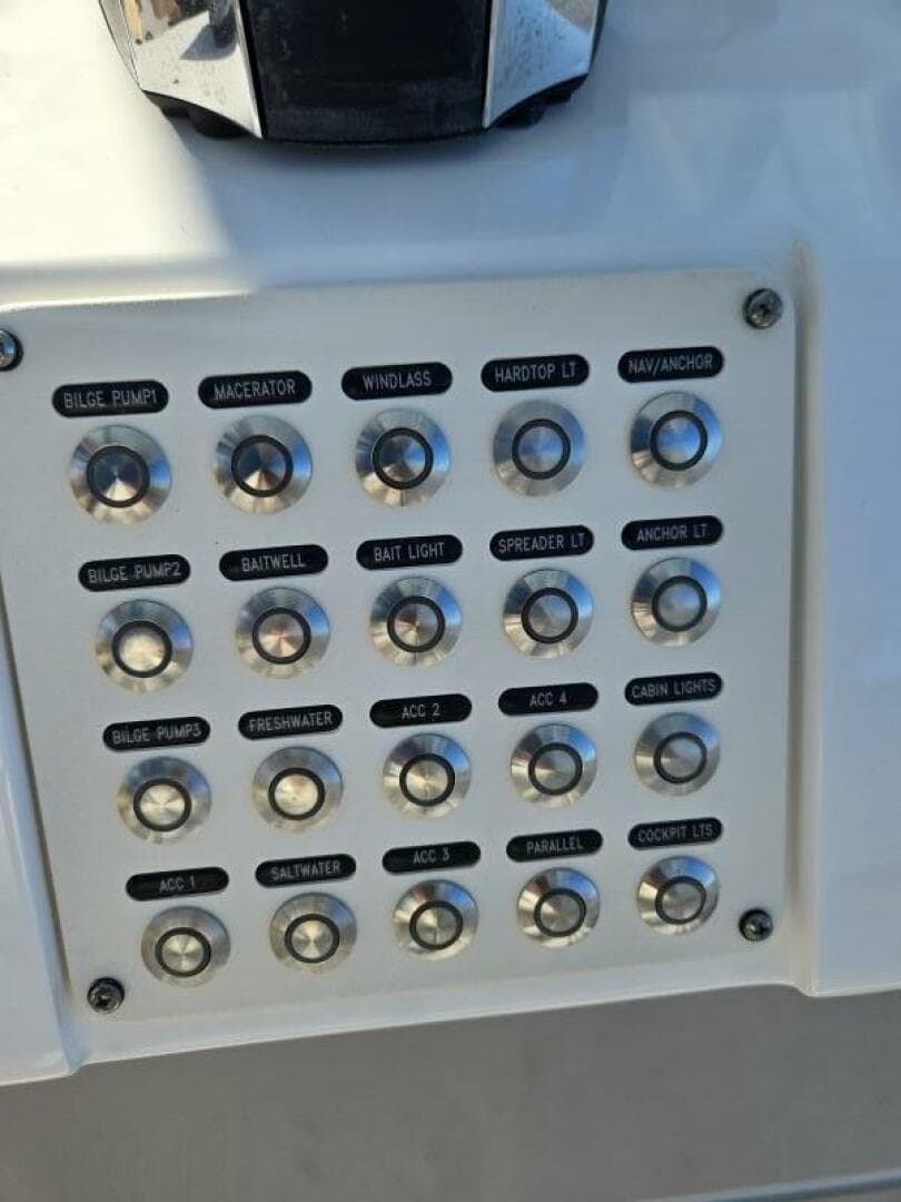 2019 Intrepid 327 — photo 28