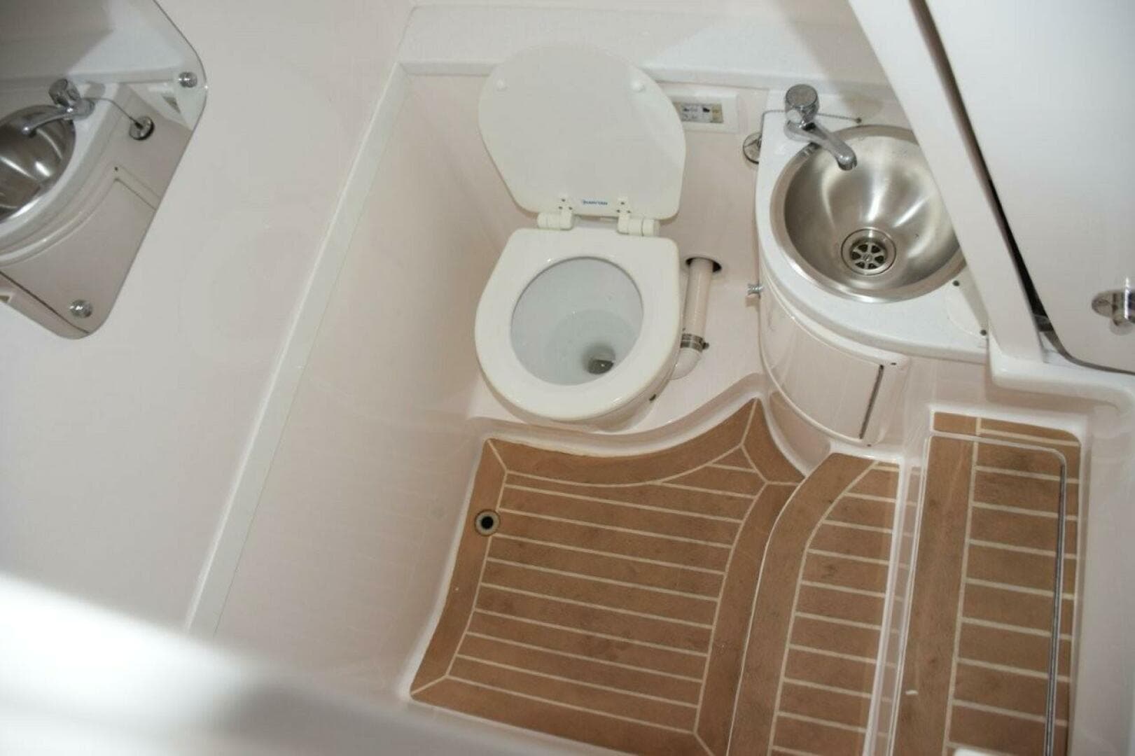 2017 Intrepid 327 CC — photo 16