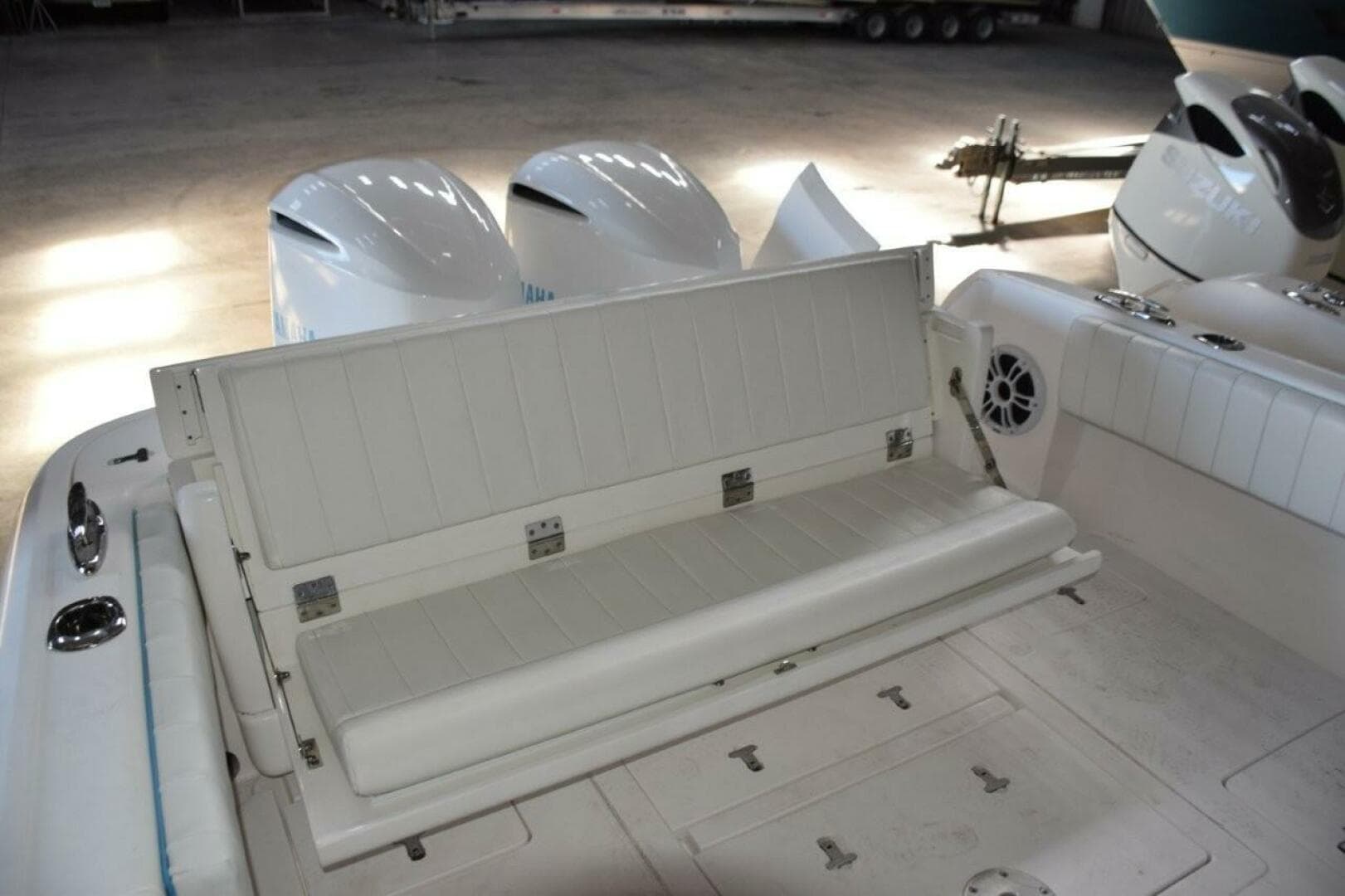 2017 Intrepid 327 CC — photo 10