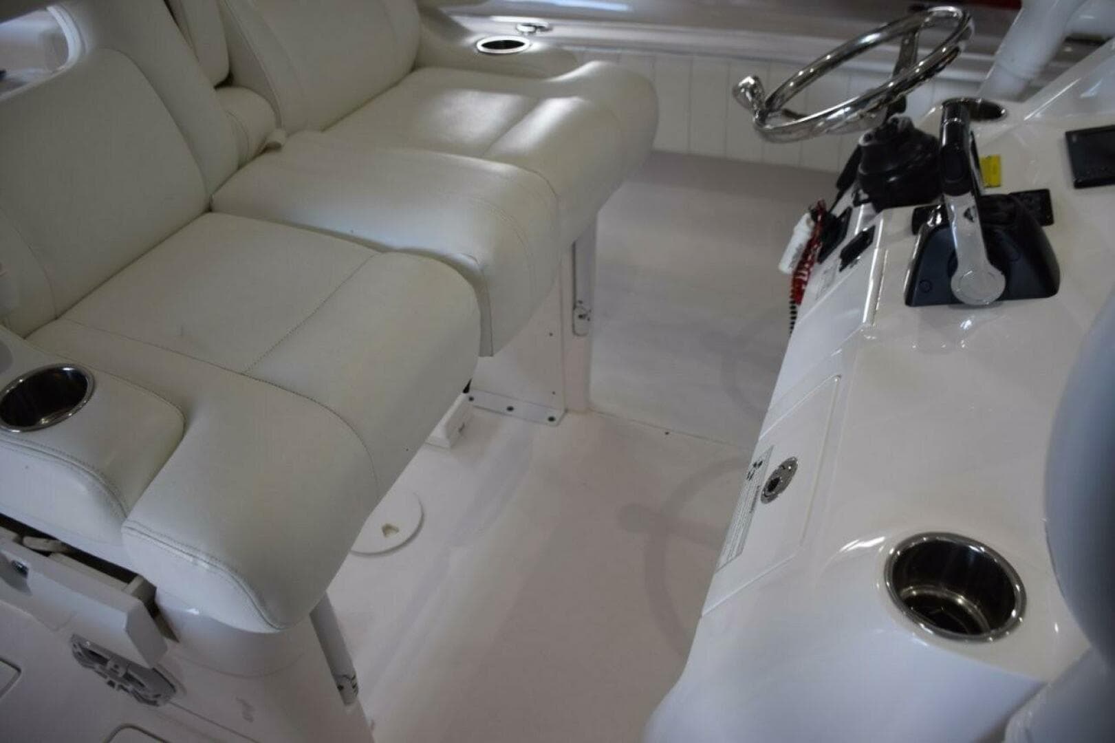 2017 Intrepid 327 CC — photo 8