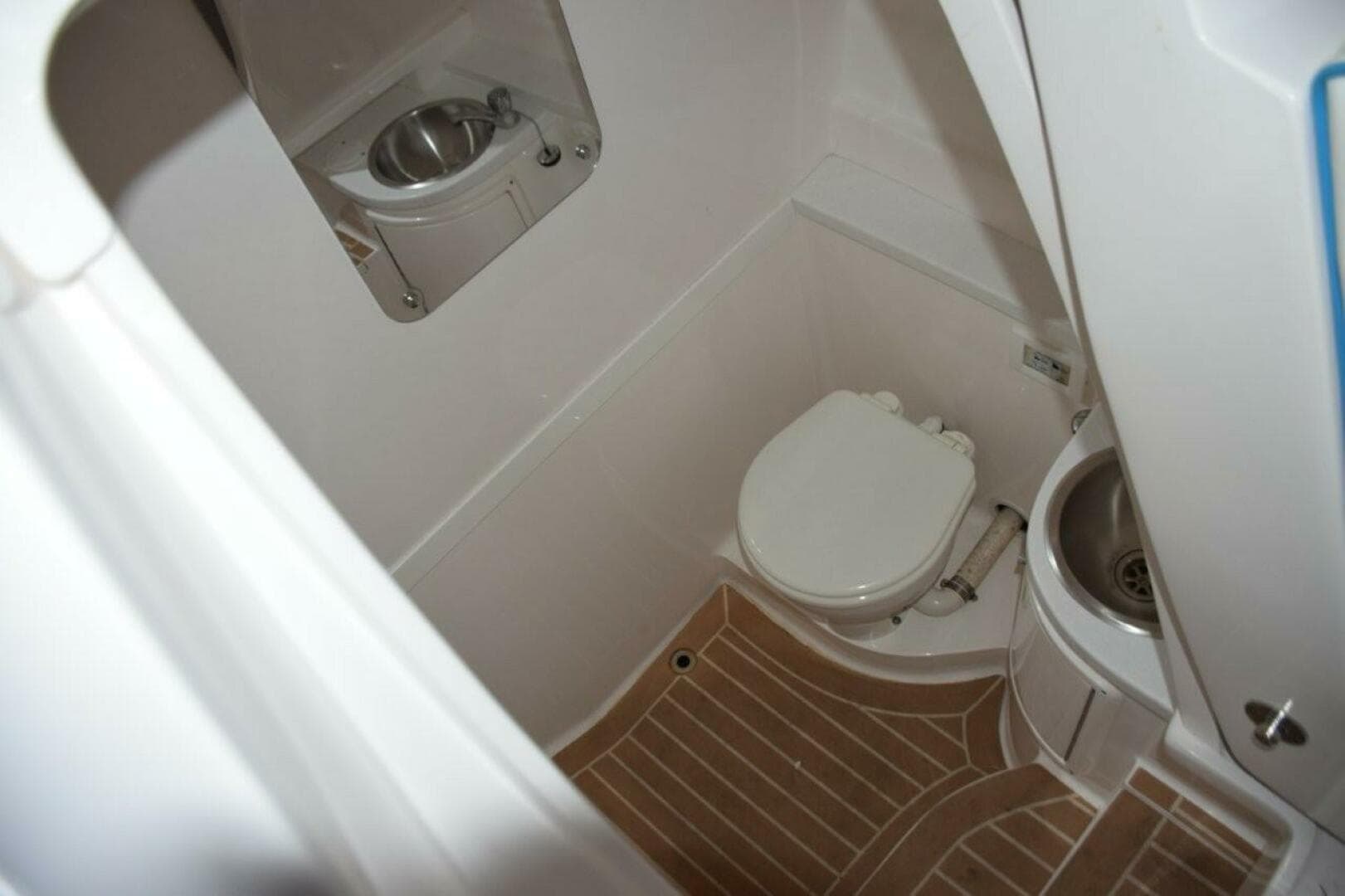 2017 Intrepid 327 CC — photo 14