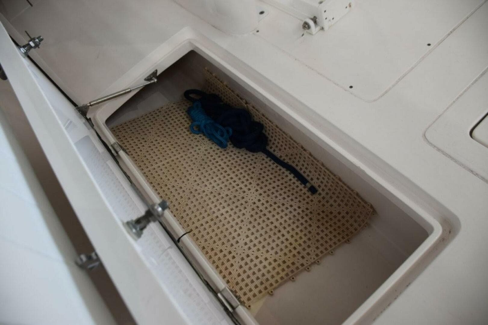 2017 Intrepid 327 CC — photo 29