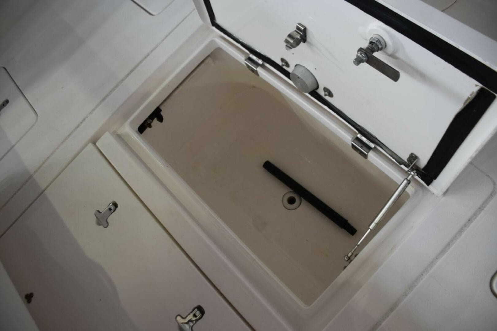 2017 Intrepid 327 CC — photo 30