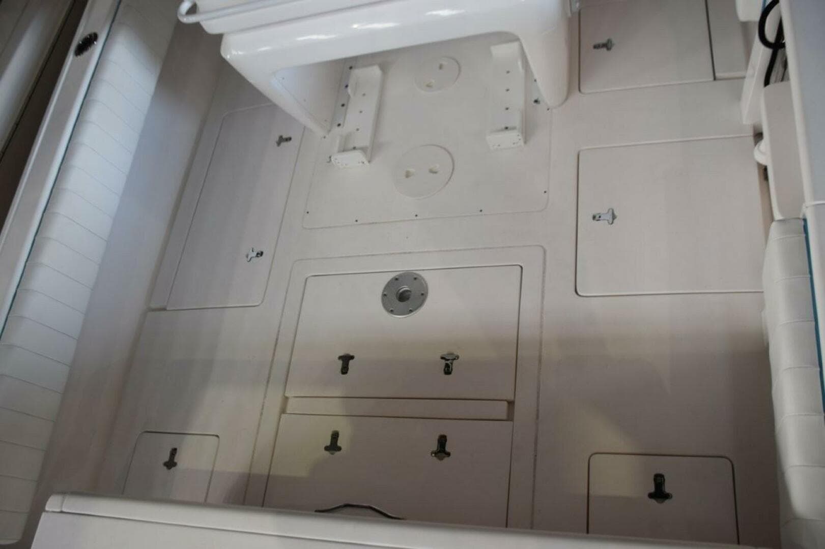 2017 Intrepid 327 CC — photo 31