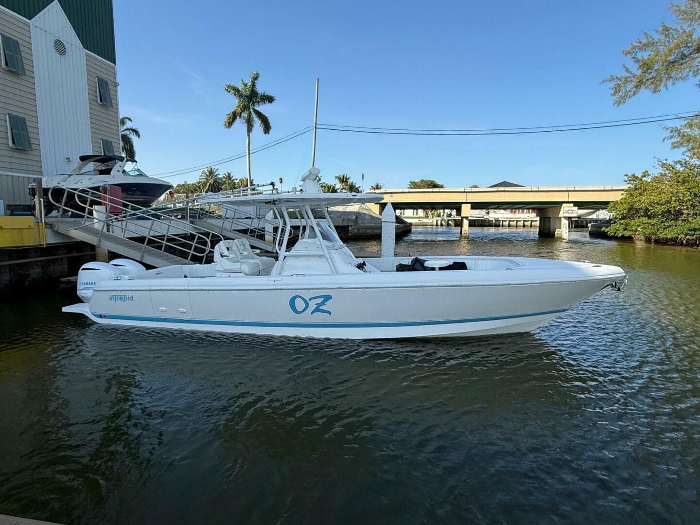 2017 Intrepid 327 CC