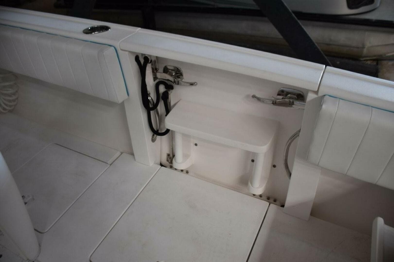 2017 Intrepid 327 CC — photo 22