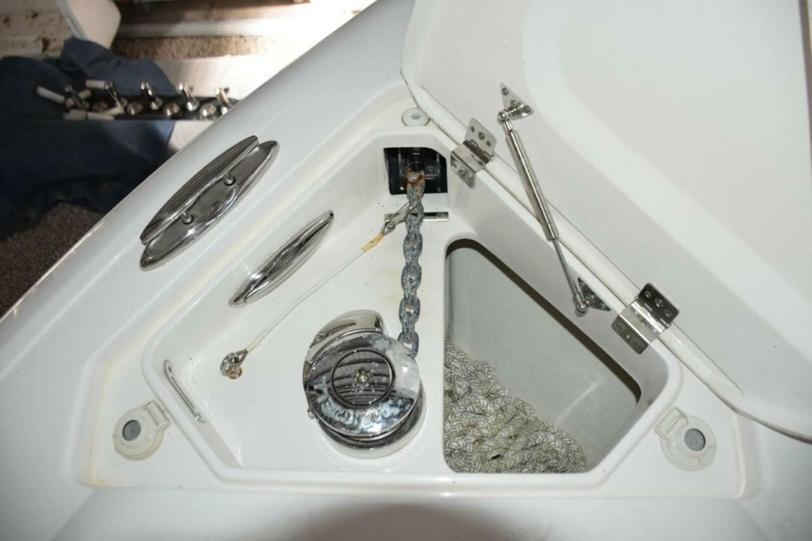 2017 Intrepid 327 CC — photo 19