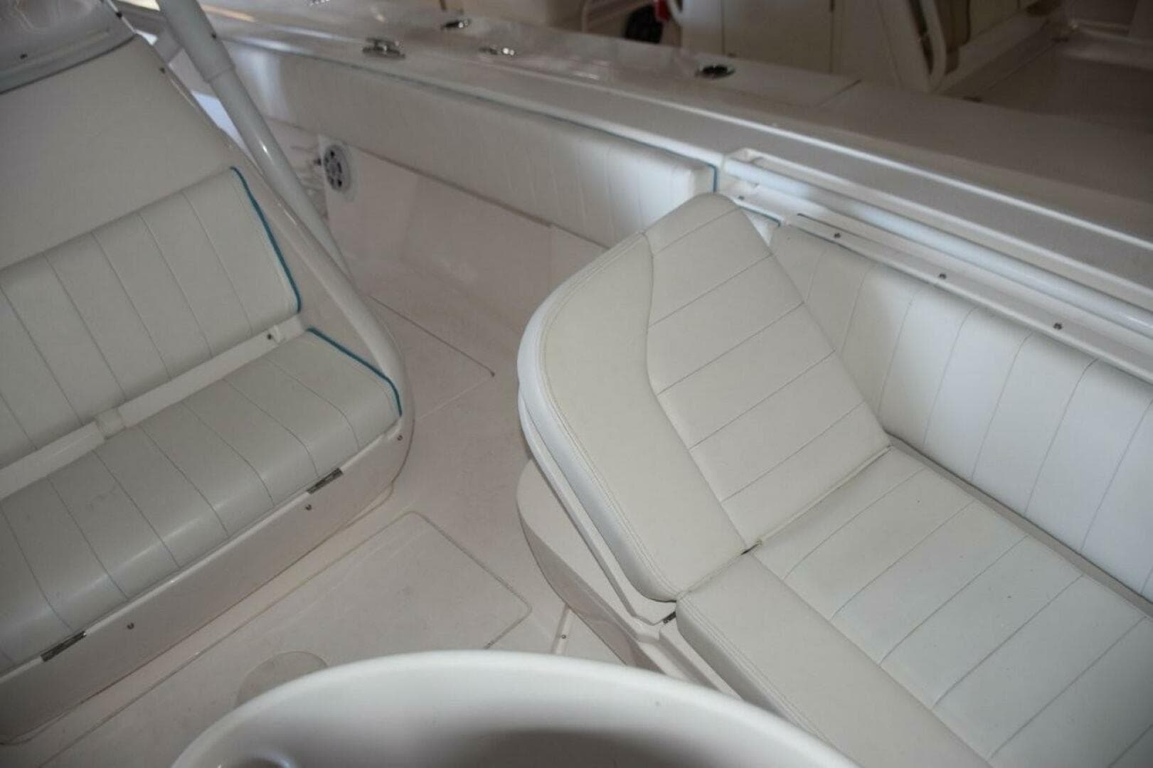 2017 Intrepid 327 CC — photo 17