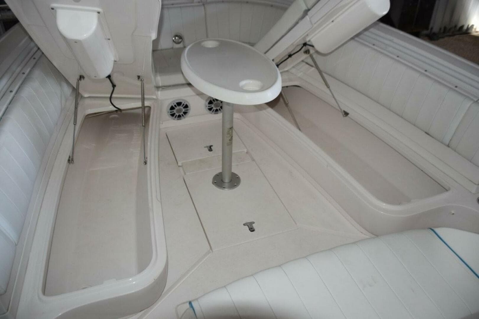 2017 Intrepid 327 CC — photo 18