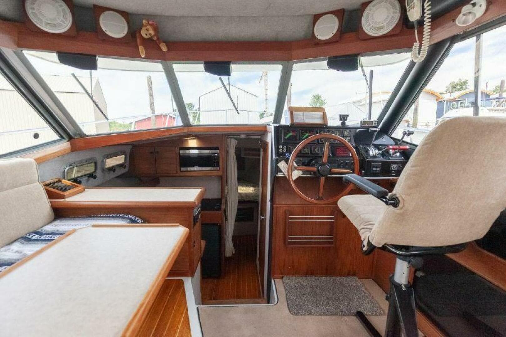 1987 Bayliner 3270 — photo 5