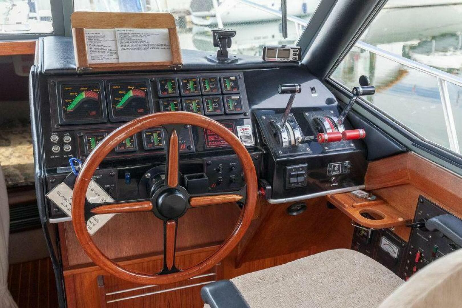 1987 Bayliner 3270 — photo 6