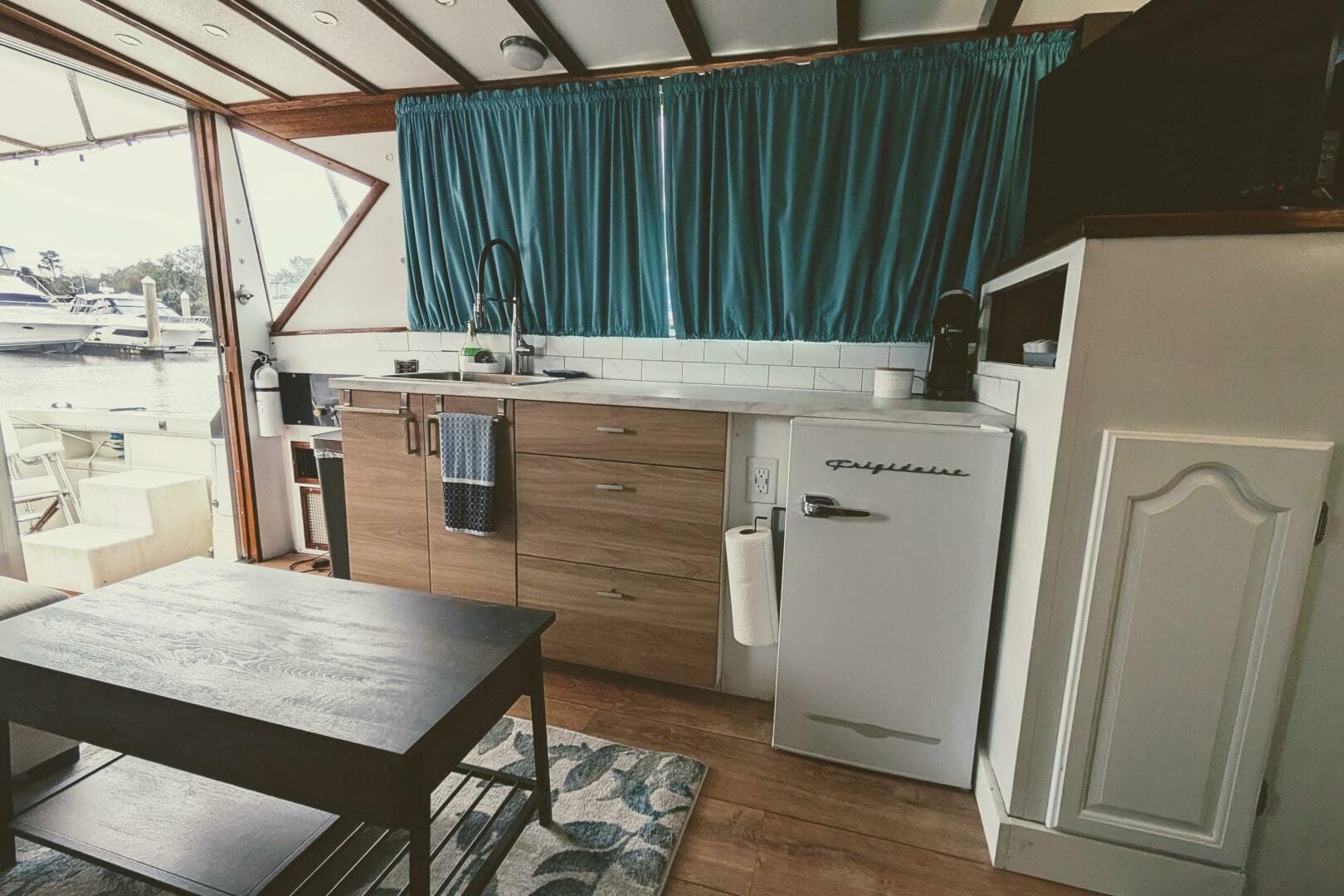 1969 Chris-Craft 35 Commander — photo 17