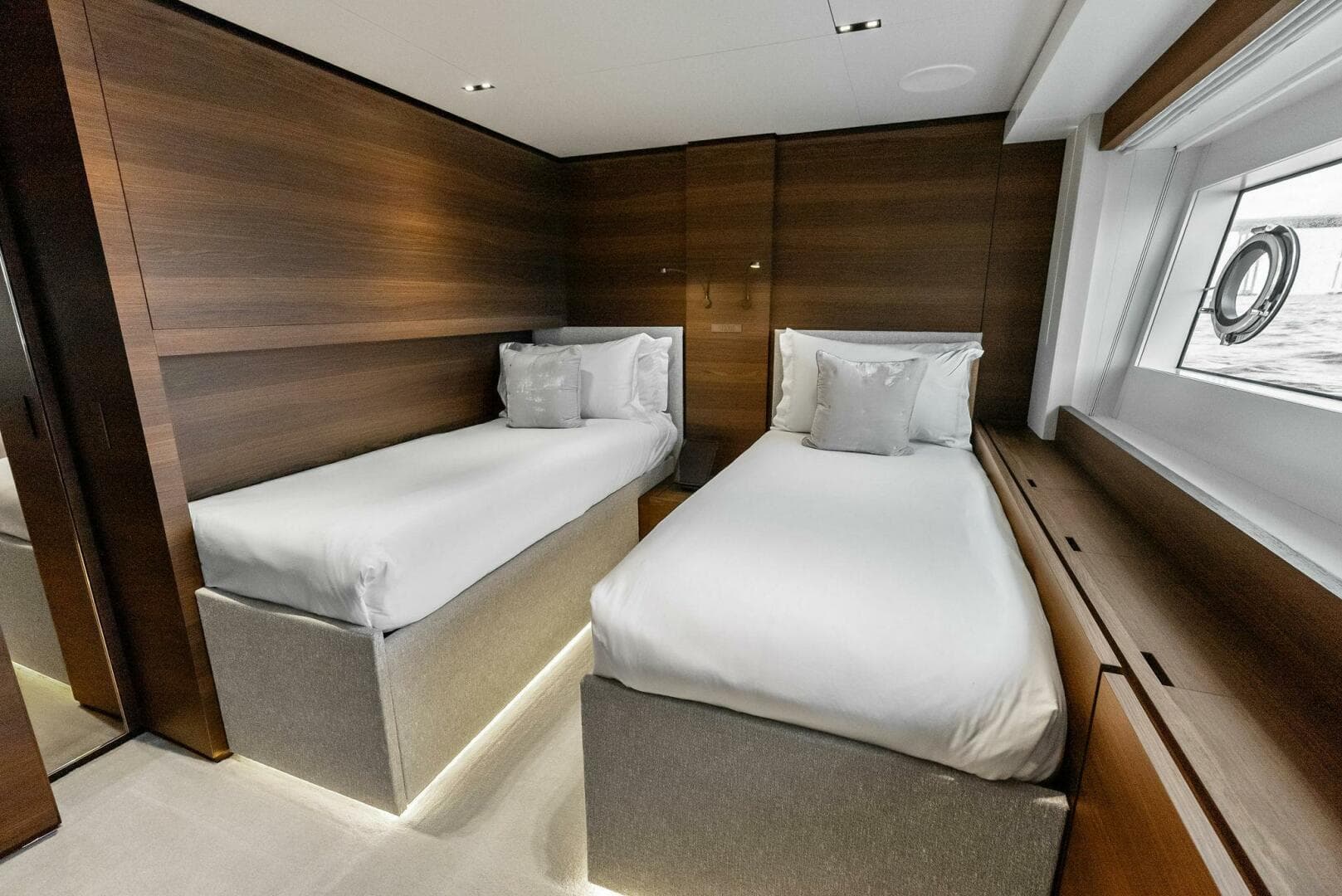 2023 Custom Line 33 Navetta — photo 92