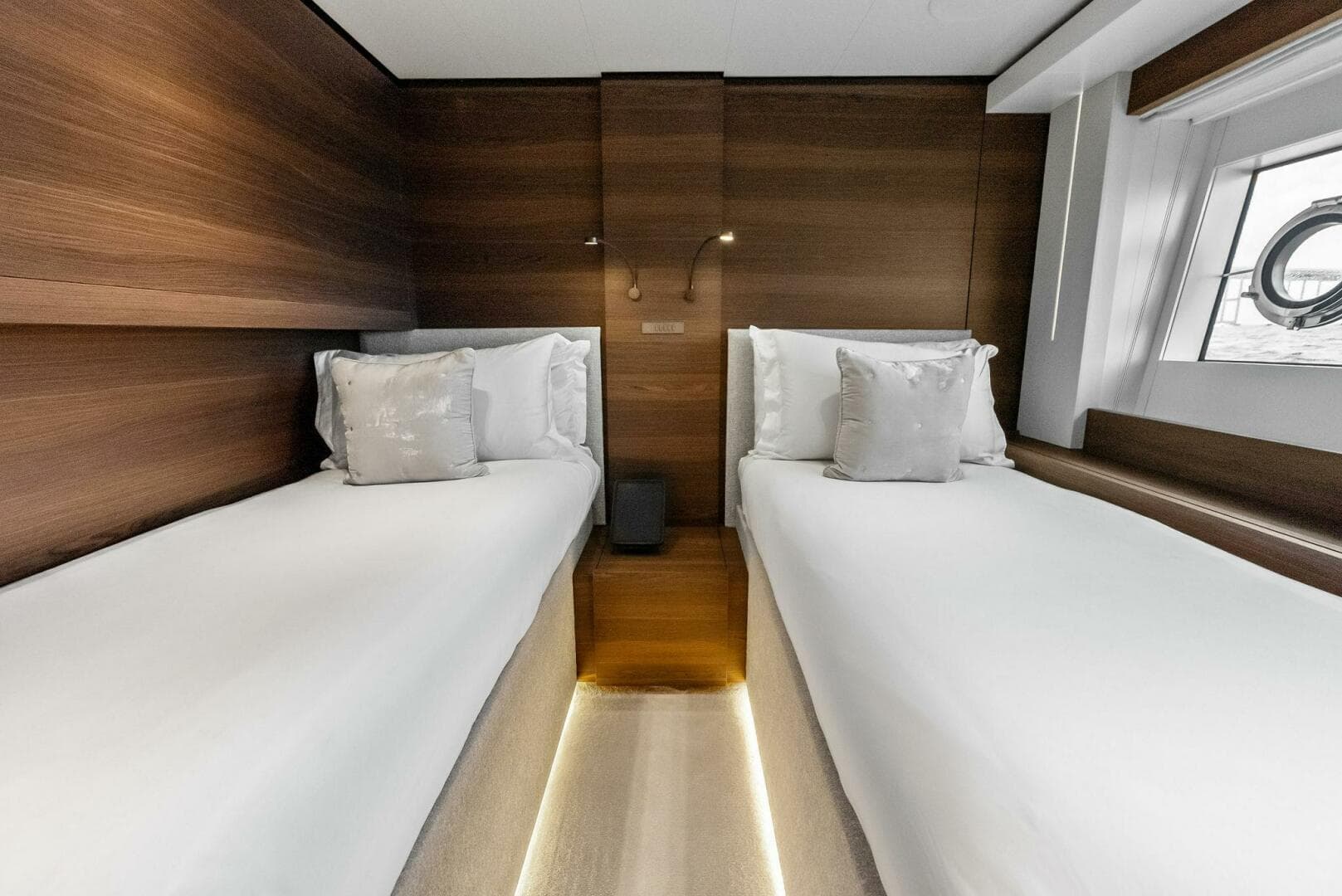 2023 Custom Line 33 Navetta — photo 93