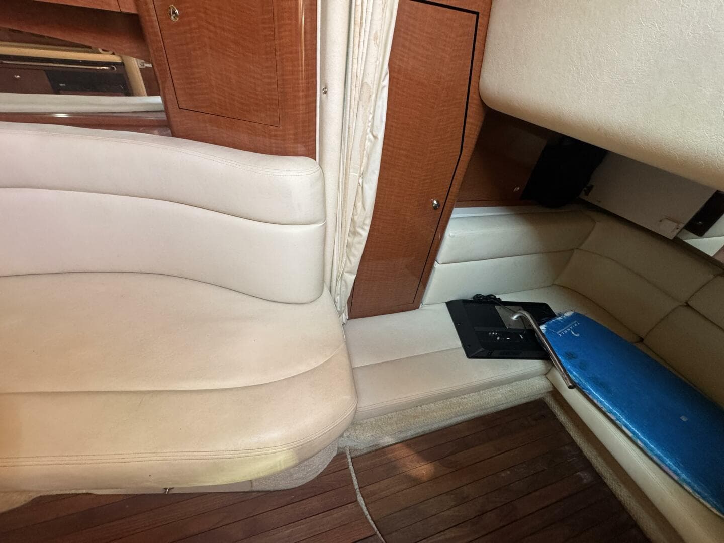 2002 Sea Ray 320 Sundancer — photo 44