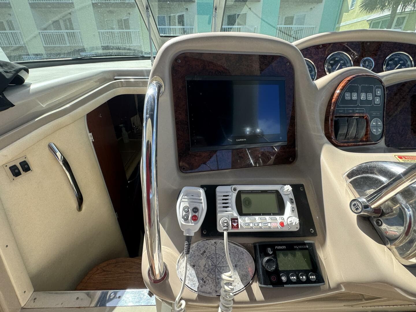 2002 Sea Ray 320 Sundancer — photo 23