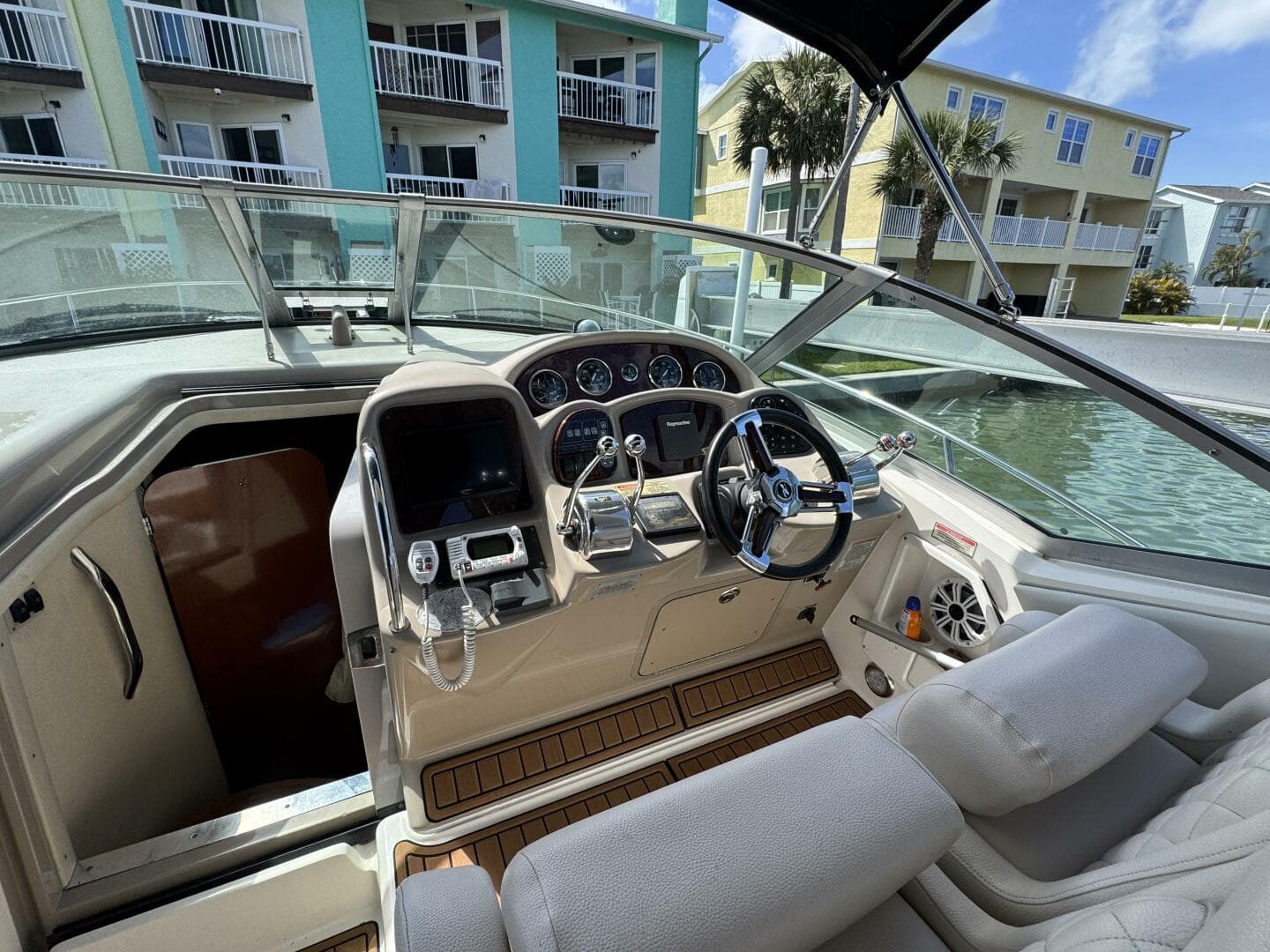 2002 Sea Ray 320 Sundancer — photo 19
