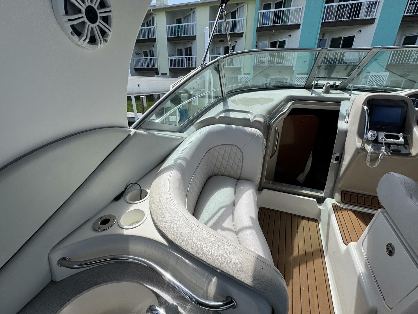 2002 Sea Ray 320 Sundancer — photo 18