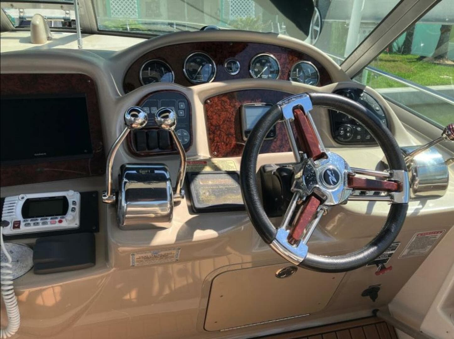 2002 Sea Ray 320 Sundancer — photo 24