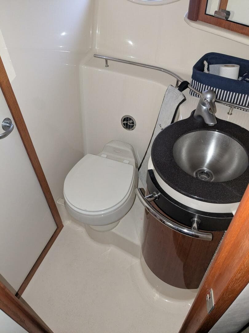 2004 Sea Ray 390 Sundancer — photo 11