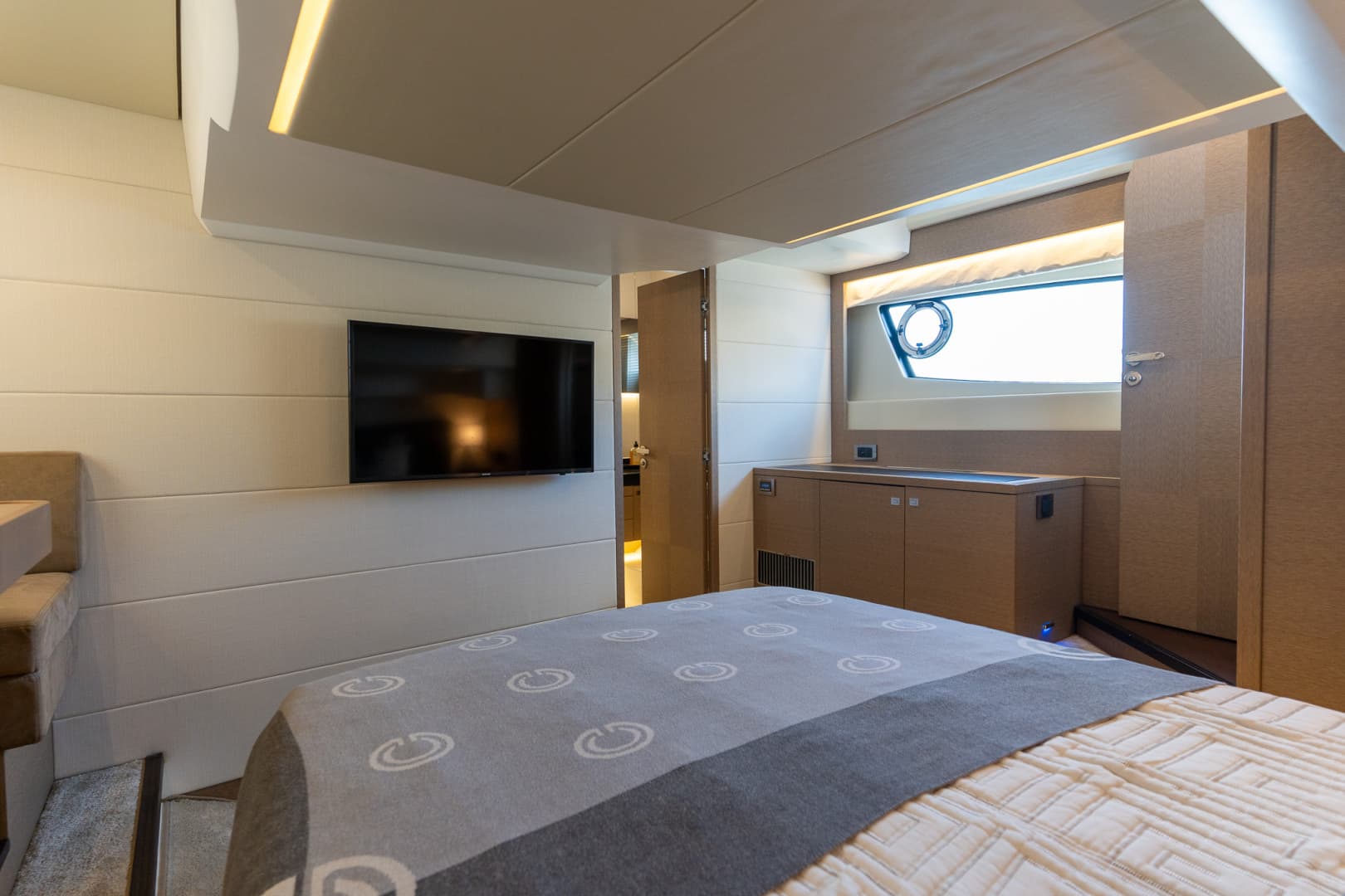 2017 Prestige 50 Fly — photo 39