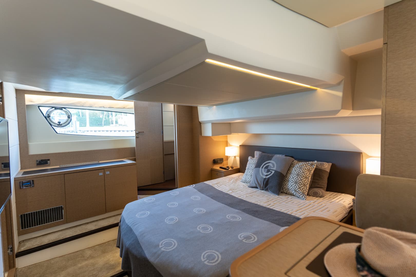 2017 Prestige 50 Fly — photo 38