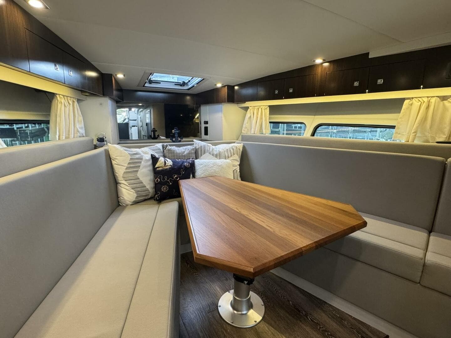 2022 Cruisers Yachts — photo 6