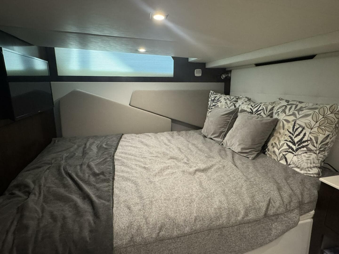 2022 Cruisers Yachts — photo 9