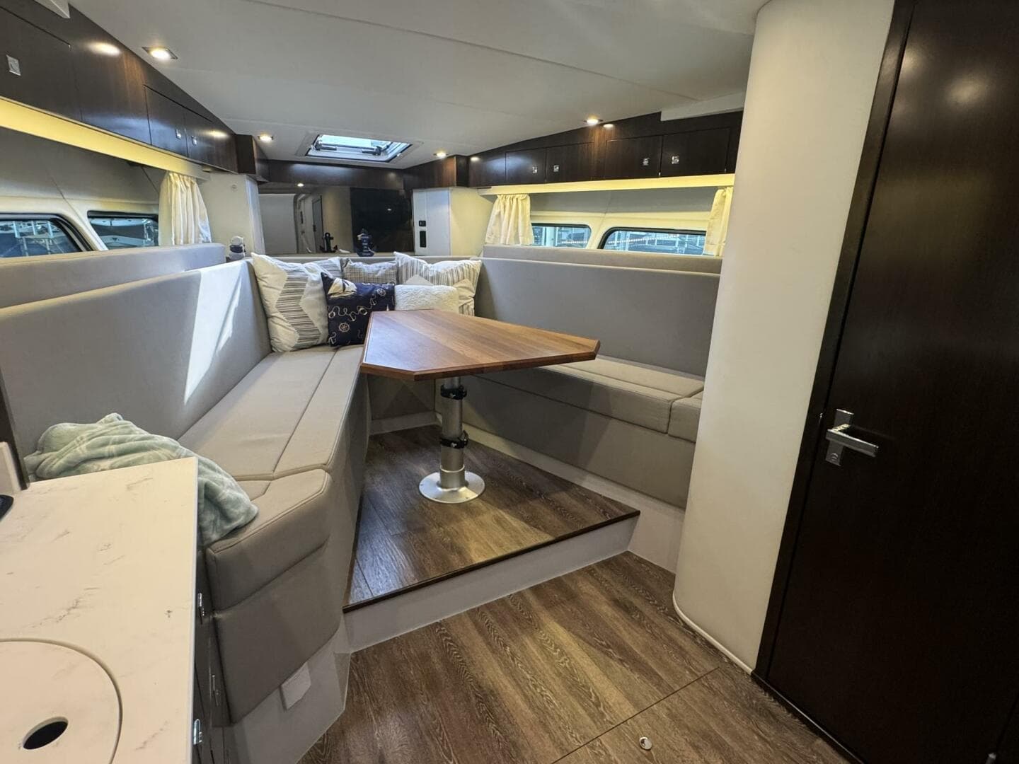 2022 Cruisers Yachts — photo 7