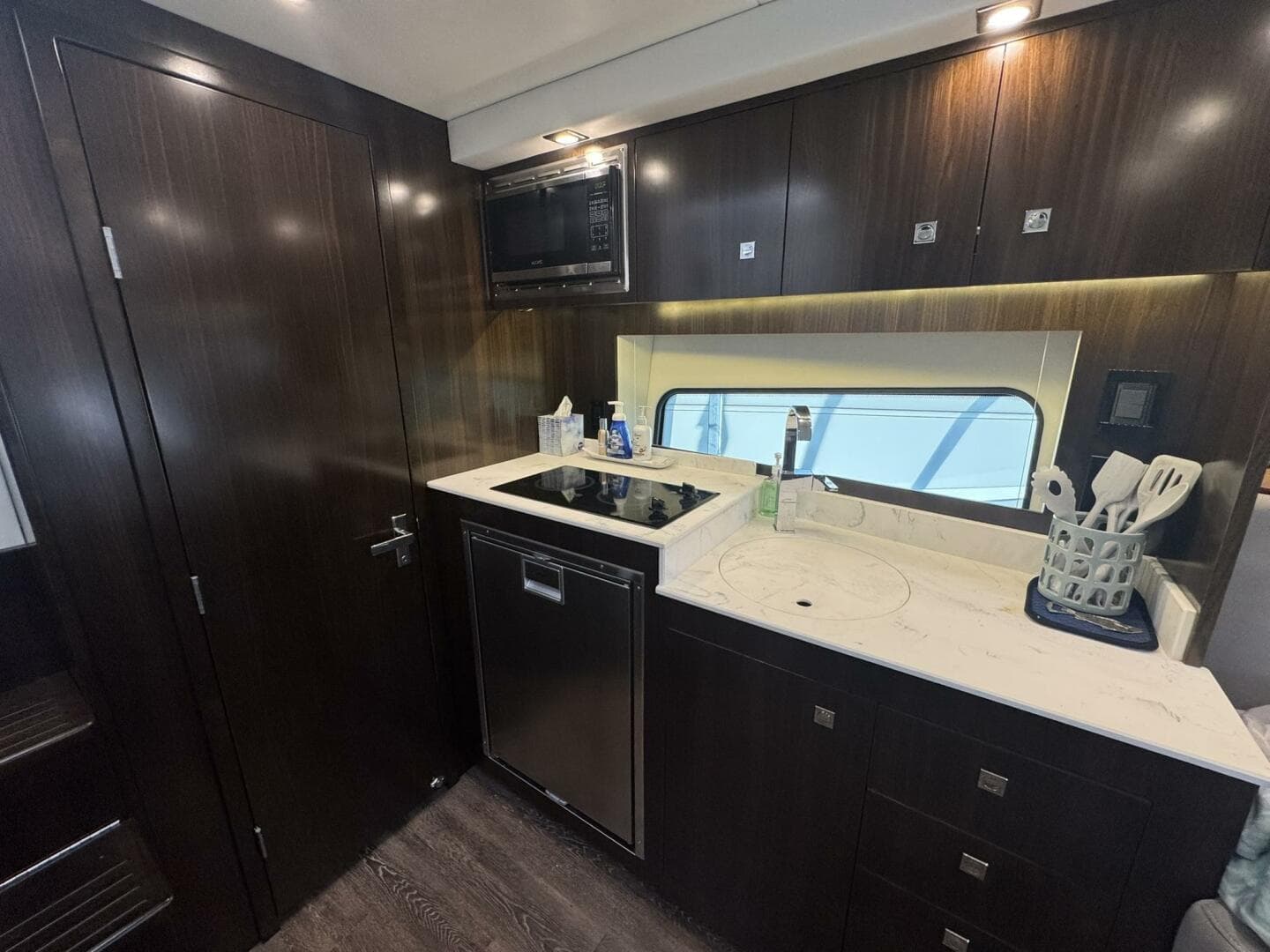 2022 Cruisers Yachts — photo 13