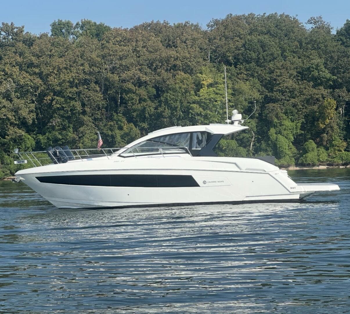 2022 Cruisers Yachts — photo 2