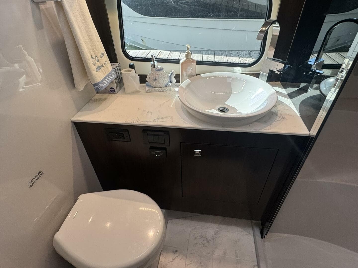 2022 Cruisers Yachts — photo 10