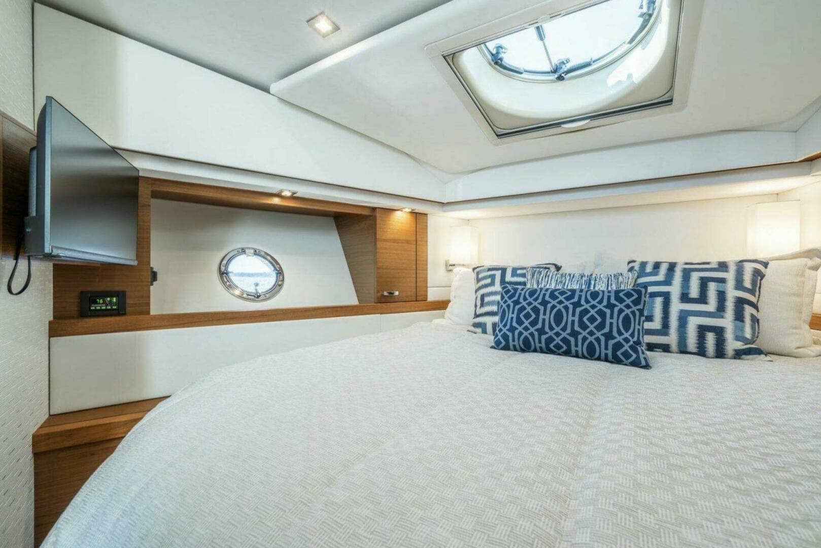 2023 Tiara Yachts 39 Coupe — photo 5