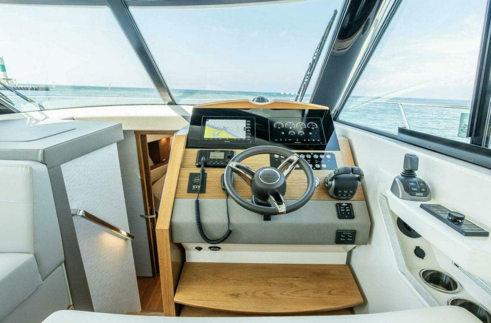 2023 Tiara Yachts 39 Coupe — photo 2
