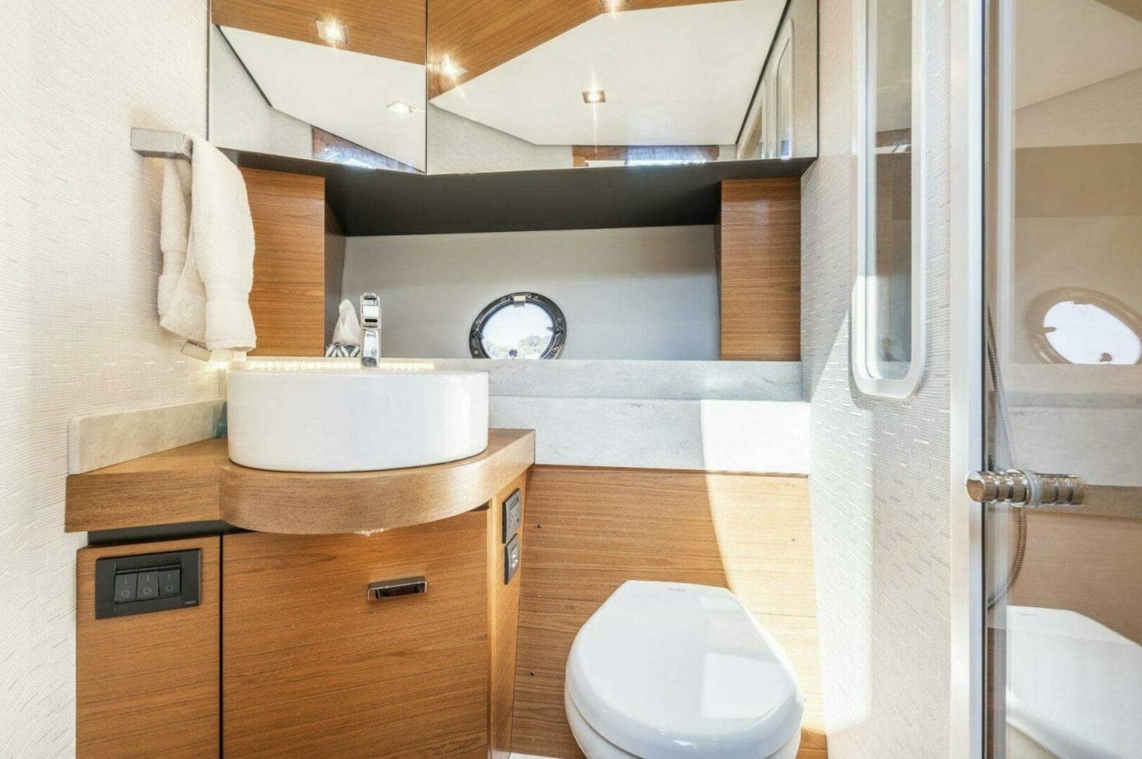 2023 Tiara Yachts 39 Coupe — photo 6