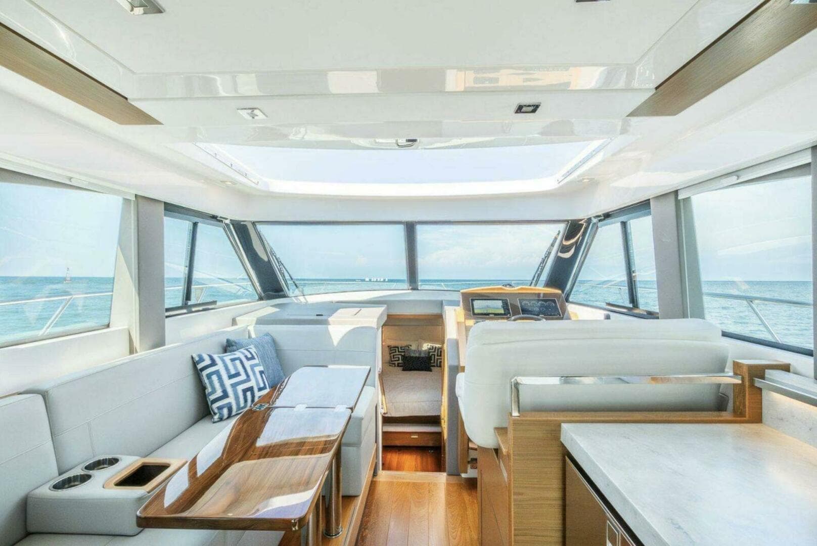 2023 Tiara Yachts 39 Coupe — photo 3