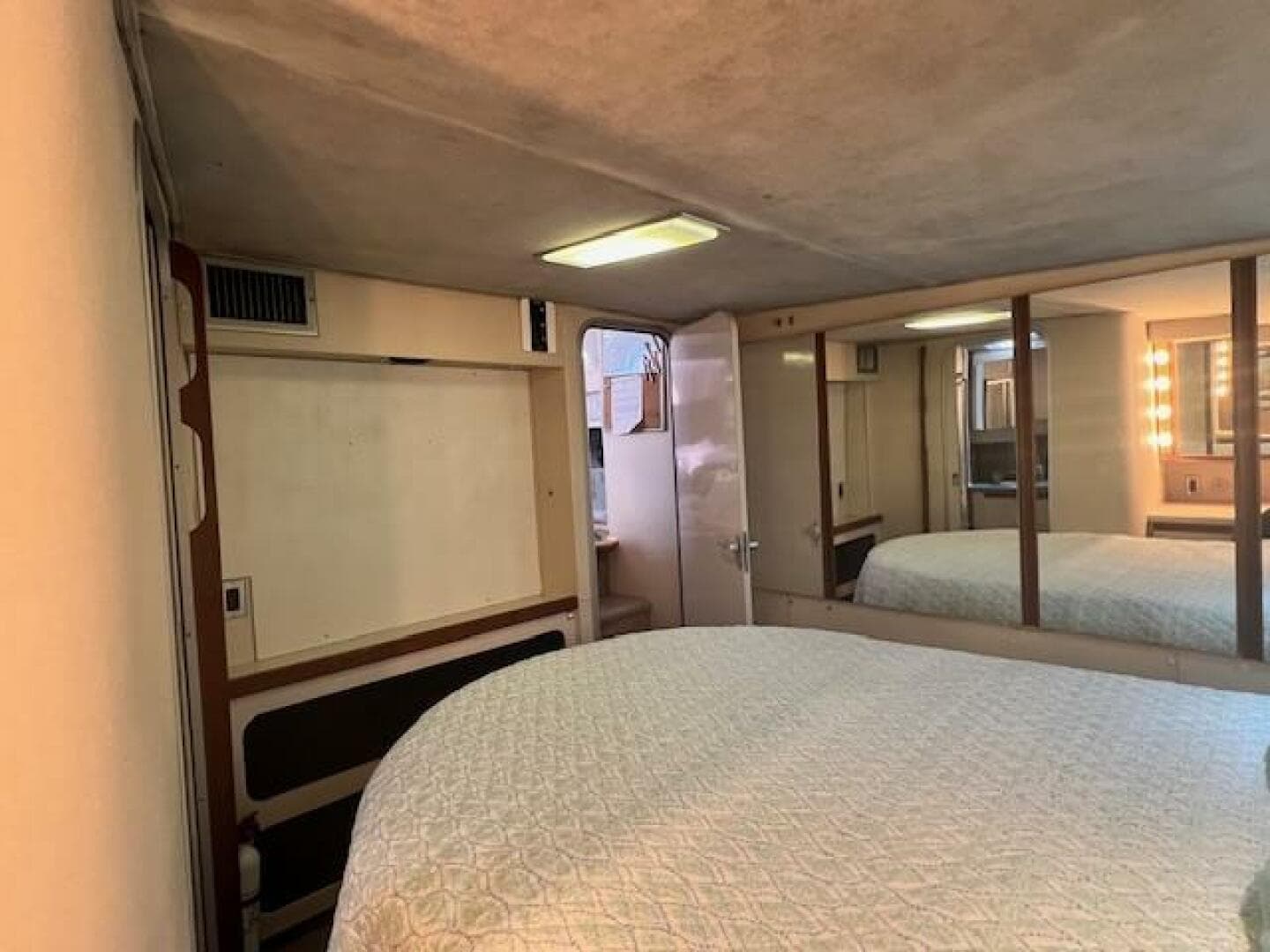 1989 Trojan 12M — photo 35